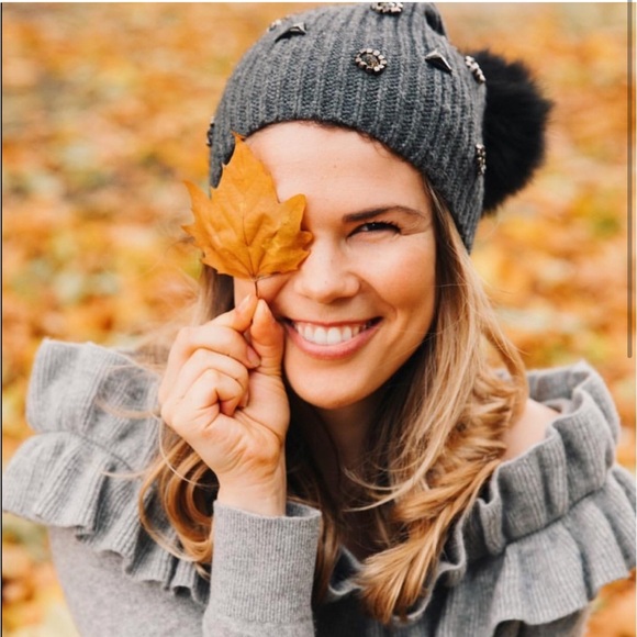 • Club Monaco • Women’s Blena Winter Beanie Pom Pom Hat Gray and Black - Picture 1 of 6